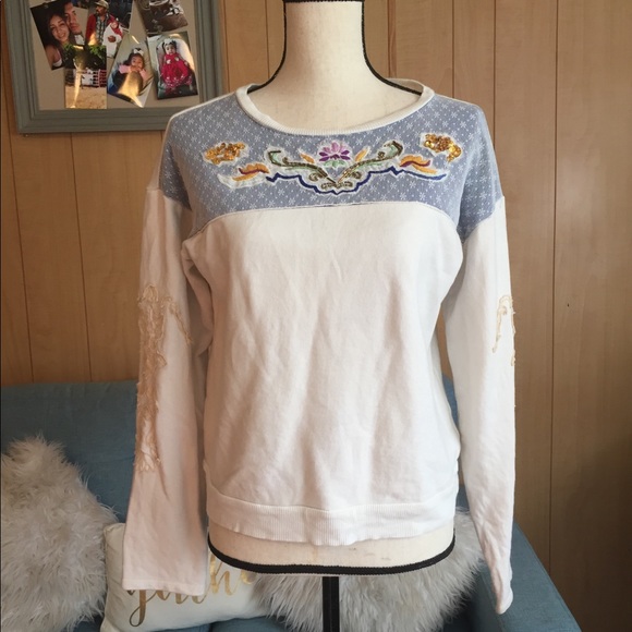 Anthropologie Tops - 🪅Akemi + Kin Flatlands Embroidered Sweatshirt